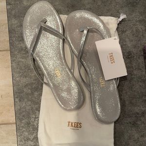 BNWT Tkees silver size 10